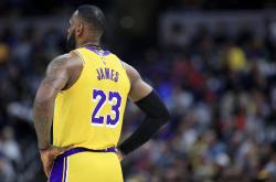 开云官网-詹姆斯再次单场独得30+，湖人主场大胜的简单介绍