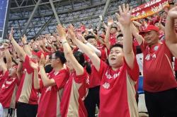 开云体育在线-篮球比赛现场人山人海，球迷疯狂欢呼雀跃！的简单介绍