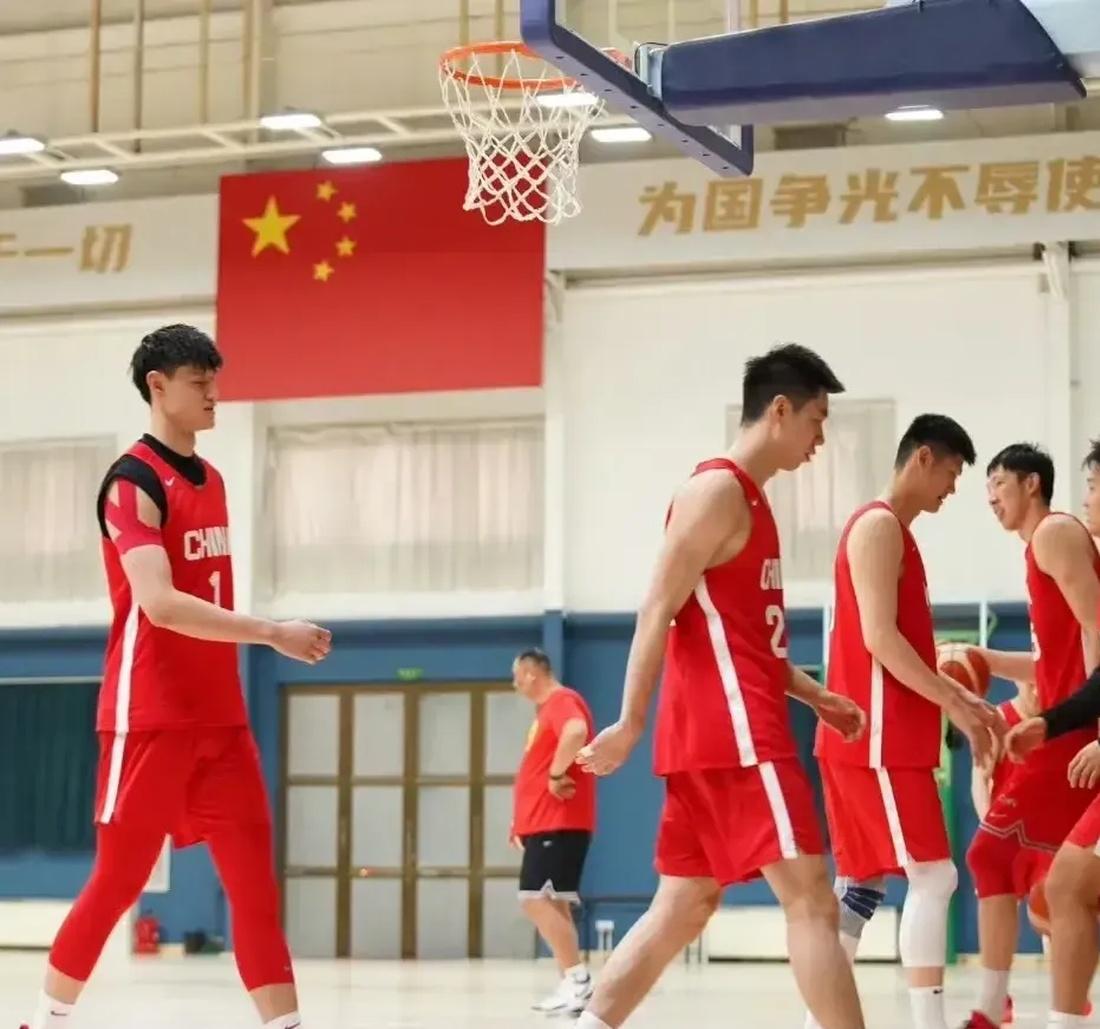 篮球职业联赛迎来挑战，球员备战展现拼搏精神