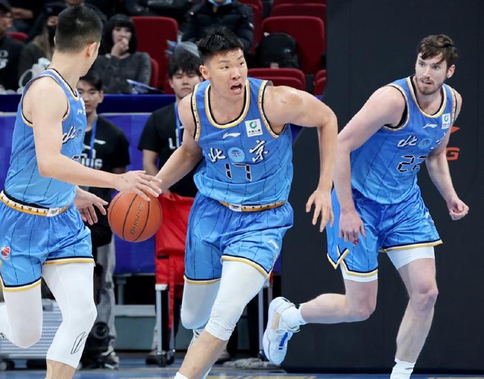包含莱比锡稳坐榜首，豪取四连胜的词条
