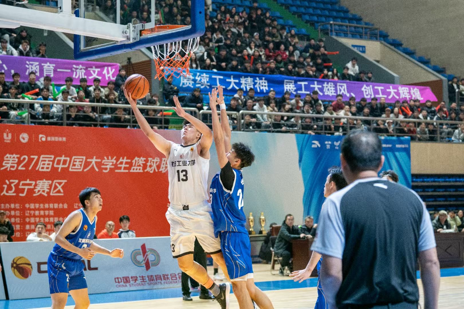 篮球联赛冠军队夺冠赢得奖杯，荣耀加身激动之情