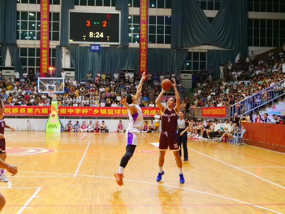 篮球联赛冠军队夺冠赢得奖杯，荣耀加身激动之情