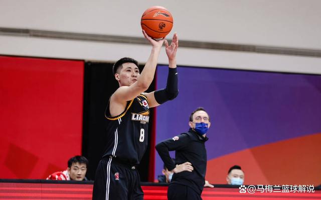 篮球裁判技术先锋现身解说席，解释判罚细则