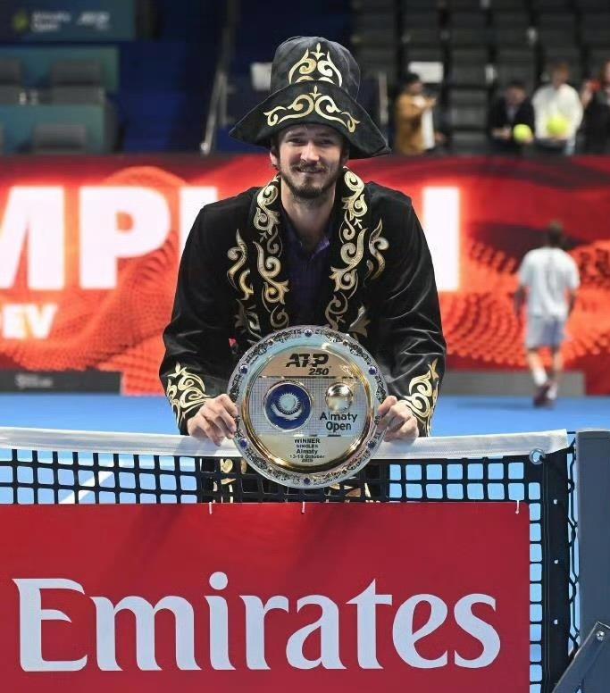 年终总决赛绝杀ATP总决赛，梅德韦杰夫统治全场